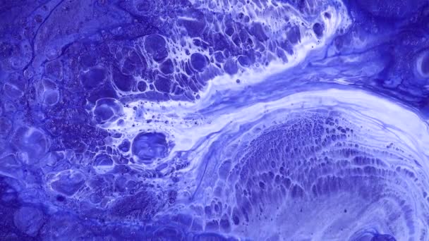 Filmati fluidi di disegno d'arte, texture acrilica astratta con onde colorate. Fondo di miscelazione vernice liquida con spruzzi e turbinii. Movimento di sfondo dettagliato con colori blu e bianchi traboccanti. — Video Stock