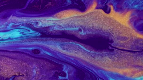 Imágenes de dibujo de arte fluido, textura acrílica de moda con efecto fluido. Pintura líquida mezclando fondo con chapoteo y remolino. Movimiento de fondo detallado con colores desbordantes púrpura, dorado y azul. — Vídeo de stock