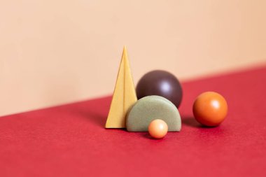 Geometri soyut bileşimi ayarla. Kırmızı ve bej arka planda basit figürler. Renkli şekilli uyum kavramı. Geometrik formlu en düşük yapı.