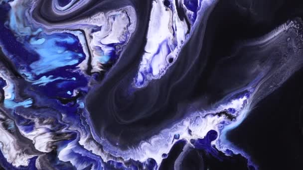 Fluid Art Malerei Footage, moderne Acryl-Textur mit fließenden Effekt. Flüssige Farbmischung Hintergrund mit Spritzer und Wirbel. Detaillierte Hintergrundbewegung mit blau, schwarz und weiß überfließenden Farben. — Stockvideo