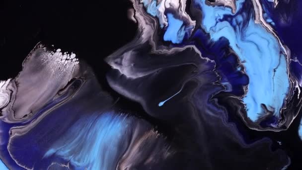 流体芸術絵画映像、カラフルな波とトレンディーなアクリルテクスチャ。液体塗料スプラッシュや渦とアートワークを混合。青、黒、白のオーバーフロー色を持つ詳細な背景の動き. — ストック動画