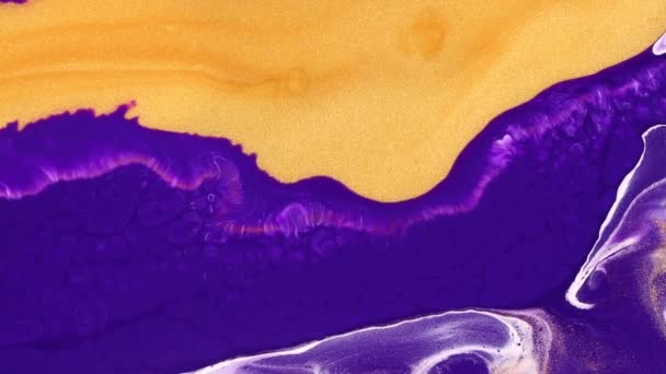 Płynny materiał malarski, abstrakcyjna faktura akrylowa z płynącym efektem. Płynna farba mieszająca tło z pluskiem i wirem. Szczegółowy ruch tła z fioletowymi, złotymi i białymi przepełnionymi kolorami. — Wideo stockowe