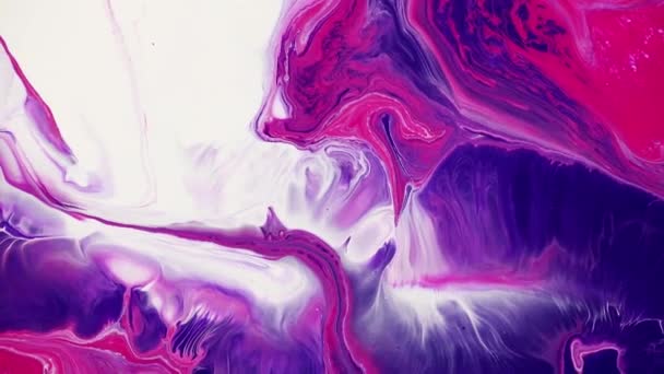 Vídeo pintura de arte fluida, textura acrílica abstrata com ondas coloridas. Pintura líquida mistura arte com respingo e redemoinho. Movimento de fundo detalhado com cores transbordantes azuis, rosa e brancas. — Vídeo de Stock