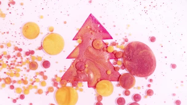 Płynne tło sztuki z choinką. Kolorowe abstrakcyjne tło wideo z opalizującym efektem farby i brokatami. Szczęśliwego Nowego Roku wakacje obraz z płynących pęcherzyków i świąteczne kolory. — Wideo stockowe