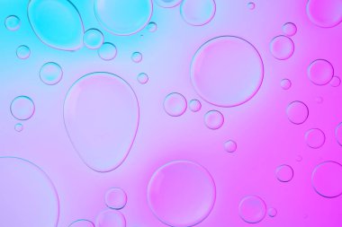 Kabarcıklı parlak neon arkaplan. Renkli, soyut bir zemin ve kabarcıklar üzerinde parlak gradyanlar. Mavi ve pembe taşan renkler