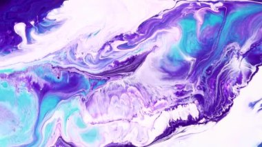 Akışkan resim videosu, renkli dalgalı modern akryl dokusu. Sıvı boya, sıçrama ve girdapla karıştırılmış sanat eserleri. Mor, turkuaz ve beyaz taşan renklerle ayrıntılı arkaplan hareketi.
