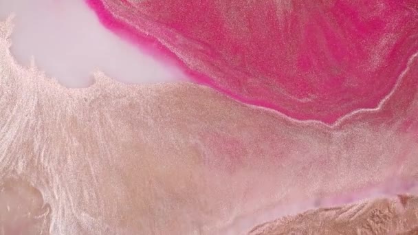 Fluid art pintura de vídeo, textura acrílica moderna con ondas de colores. Pintura líquida mezclando obras de arte con salpicaduras y remolinos. Movimiento de fondo detallado con colores desbordantes rosa, dorado y blanco. — Vídeo de stock