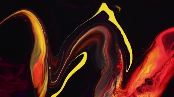 Cuplikan lukisan seni cair, tekstur akril abstrak dengan gelombang berwarna-warni. Cat cair mencampur karya seni dengan percikan dan pusaran. Gerak latar belakang rinci dengan warna hitam, kuning dan merah yang meluap. — Stok Video