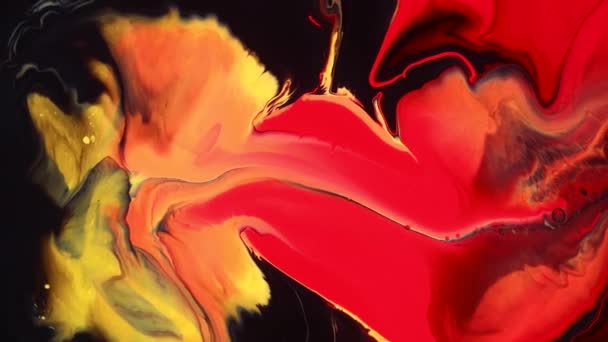 Vloeibare kunst schilderkunst video, moderne acryl textuur met vloeiende effect. Vloeibare verf mengen artwork met splash en werveling. Gedetailleerde achtergrond beweging met rood, zwart en geel overvloeiende kleuren. — Stockvideo