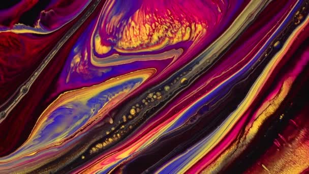 Відео живопис рідини, сучасна акрилова текстура з різнокольоровими хвилями. Рідка фарба змішування фону з бризкою і вихром. Детальний рух тла з чорними, жовтими та рожевими переповненими кольорами . — стокове відео