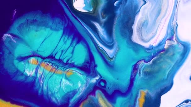 Fluido video di pittura d'arte, texture acrilica astratta con effetto scorrevole. Fondo di miscelazione vernice liquida con spruzzi e turbinii. Movimento di sfondo dettagliato con colori blu, acquamarina e bianco traboccante. — Video Stock