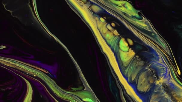 Fließende Malerei, abstrakte Acryl-Textur mit bunten Wellen. Flüssige Farbmischung Kunstwerk mit Spritzer und Wirbel. Detaillierte Hintergrundbewegung mit grün, gelb und schwarz überfließenden Farben. — Stockvideo