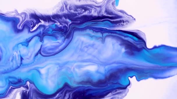 Fluid Art Zeichnungsmaterial, moderne Acryl-Textur mit bunten Wellen. Flüssige Farbmischung Kunstwerk mit Spritzer und Wirbel. Detaillierte Hintergrundbewegung mit marineblauen, blau und weiß überfließenden Farben. — Stockvideo