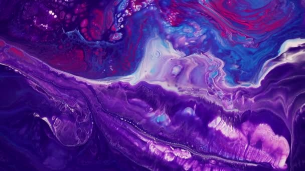 Fluid Art Malvideo, trendige Acryl-Textur mit bunten Wellen. Flüssige Farbmischung Kunstwerk mit Spritzer und Wirbel. Detaillierte Hintergrundbewegungen mit violetten, rosa und blauen überfließenden Farben. — Stockvideo