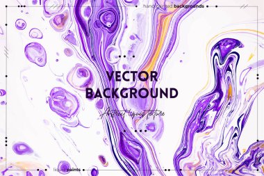 Sıvı sanat dokusu. Boya efektiyle soyut bir arka plan. Sıvı akrilik, akışkan ve sıçramalı bir resim. Posterler ve duvar kağıtları için karışık boyalar. Mor, beyaz ve altın rengi taşmış.