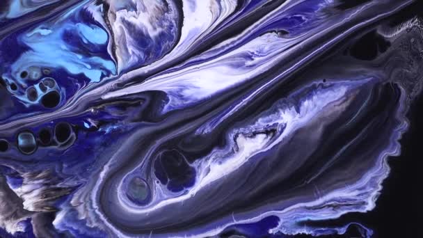 Fluid art dibujo de vídeo, textura acrílica de moda con efecto fluido. Pintura líquida mezclando fondo con chapoteo y remolino. Movimiento de fondo detallado con colores desbordantes azul, blanco y negro. — Vídeo de stock