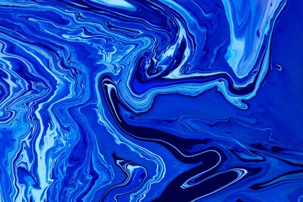 Textura de arte fluida. Fundo com efeito de pintura de mistura abstrata. Imagem de acrílico líquido que flui e espirra. Clássica cor azul do ano 2020. Cores transbordantes azuis, brancas e índigo. — Fotografia de Stock