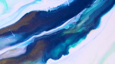 Akışkan sanat görüntüleri, akışkan efektli modern akryl dokusu. Sıvı boya, sıçrama ve girdapla karıştırılmış sanat eserleri. Lacivert, altın ve beyaz renklerle ayrıntılı arkaplan hareketi.