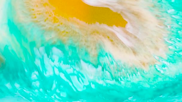Vidéo de peinture d'art fluide, texture acrylique à la mode avec effet fluide. Peinture liquide mélange toile de fond avec éclaboussure et tourbillon. Mouvement de fond détaillé avec des couleurs dorées, mentholées et turquoise débordantes. — Video