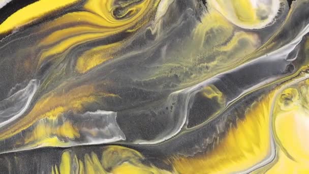 Filmati fluidi di pittura d'arte, moderna texture acrilica con onde colorate. Fondo di miscelazione vernice liquida con spruzzi e turbinii. Colori alla moda di 2021 anno - grigio e giallo. — Video Stock