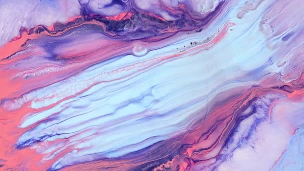 Fluid art desen video, textura acrilică la modă cu unde colorate. Vopsea lichidă de amestecare a lucrărilor de artă cu stropire și vârtej. Mișcarea detaliată a fundalului cu culori revărsate de corali, albastru și liliac . — Videoclip de stoc