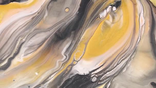 Fluid art disegno video, trendy texture acrilica con onde colorate. Pittura liquida mescolando opere d'arte con spruzzi e turbinii. Movimento di sfondo dettagliato con nero, oro e giallo traboccante di colori. — Video Stock