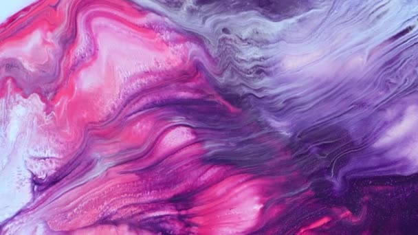 Fluid art dibujo de vídeo, textura acrílica moderna con efecto fluido. Pintura líquida mezclando fondo con chapoteo y remolino. Movimiento de fondo detallado con colores desbordantes púrpura, rosa y azul. — Vídeo de stock