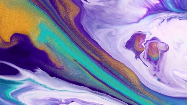 流畅的绘画视频,现代的丙烯酸质感与五彩缤纷的波浪.液体油漆把艺术品与飞溅和涡旋混合在一起.详细的背景运动与紫色，绿松石和金色的漫溢的色彩. — 图库视频影像