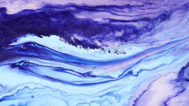Fluid art dibujo de vídeo, textura acrílica abstracta con ondas de colores. Pintura líquida mezclando fondo con chapoteo y remolino. Movimiento de fondo detallado con colores desbordantes lila, azul y azul marino. — Vídeos de Stock