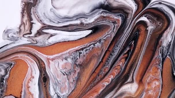 Peinture d'art fluide vidéo, texture acrylique abstraite avec effet fluide. Peinture liquide mélange toile de fond avec éclaboussure et tourbillon. Mouvement de fond détaillé avec des couleurs débordantes blanches, grises et dorées. — Video