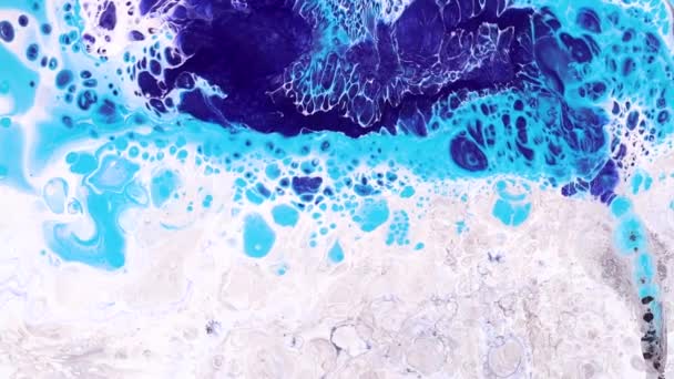 Fluid Art Malerei Video, trendige Acryl-Textur mit fließenden Effekt. Flüssige Farbmischung Kunstwerk mit Spritzer und Wirbel. Detaillierte Hintergrundbewegung mit blau, aquamarin und weiß überfließenden Farben. — Stockvideo