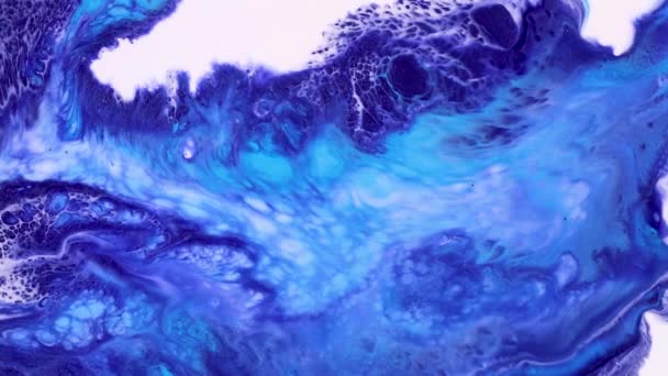 Akışkan sanat görüntüleri, renkli dalgalı modern akryl dokusu. Sıvı boya, sıçrama ve girdapla karıştırılmış sanat eserleri. Lacivert, mavi ve beyaz taşan renklerle ayrıntılı arkaplan hareketi. — Stok video