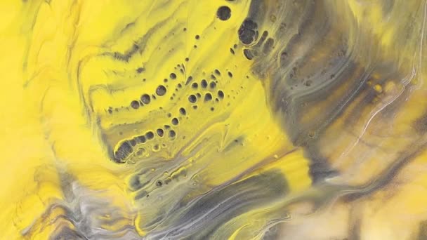 Рідинне мистецтво малює кадри, сучасну акрилову текстуру з різнокольоровими хвилями. Рідка фарба змішування фону з бризкою і вихром. Модні кольори 2021 року - сірий і жовтий . — стокове відео