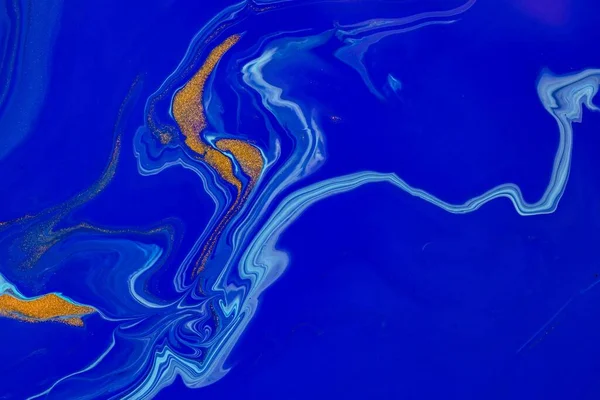 Textura de arte fluida. Cenário abstrato com efeito de pintura girando. Quadro de acrílico líquido com tintas mistas caóticas. Clássica cor azul do ano 2020. Cores transbordantes azuis, douradas e brancas. — Fotografia de Stock