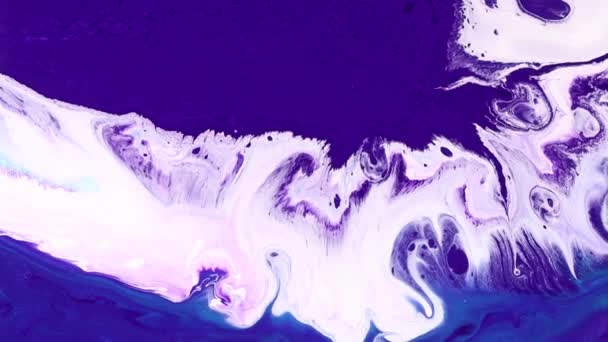 Fluid art drawing video, trendy acrylic texture with colorful waves. Liquid paint mixing backdrop with splash and swirl. Detailed background motion with purple, blue and white overflowing colors. — Video Stock