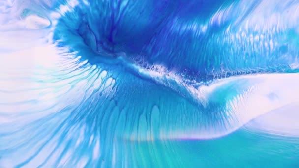 Fluid art drawing video, modern acryl texture with colorful waves. Liquid paint mixing backdrop with splash and swirl. Detailed background motion with blue, white and aquamarine overflowing colors. — 图库视频影像