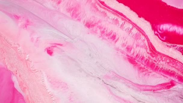 Відео живопис рідини, модна акрилова текстура з різнокольоровими хвилями. Рідка фарба змішування фону з бризкою і вихром. Детальний рух тла з рожевими, сірими та білими переповненими кольорами . — стокове відео