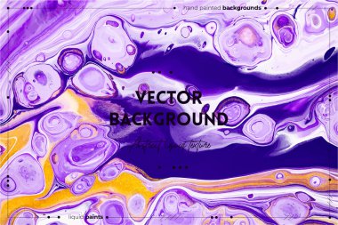 Sıvı sanat dokusu. Dönen boya efektli soyut arkaplan. Akıp sıçrayan akrilik bir resim. Posterler ve duvar kağıtları için karışık boyalar. Mor, beyaz ve altın renkler taşar.