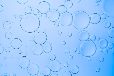 Damlaları olan yaratıcı neon fon. Kabarcıklar üzerinde canlı gradyanlarla parlayan soyut arkaplan. Mavi taşan renk.