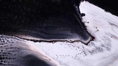 Akışkan resim görüntüleri, renkli dalgalı soyut akryl dokusu. Sıvı boya, sıçrama ve girdapla karıştırılmış sanat eserleri. Siyah, beyaz ve altın renkli ayrıntılı arkaplan hareketi.