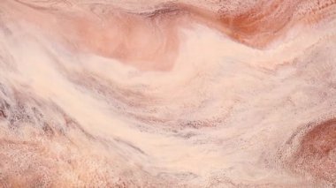 Akışkan sanat çizimi videosu, renkli dalgalı modern akrilik doku. Sıvı boya, sıçrama ve girdapla karıştırılmış sanat eserleri. Kahverengi, bej ve beyaz taşan renklerle ayrıntılı arkaplan hareketi.