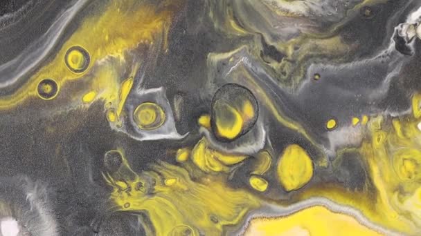 流畅的艺术绘画视频,现代丙烯酸质感流线型效果.液体油漆把艺术品与飞溅和涡旋混合在一起.2021年的流行色彩- -灰色和黄色. — 图库视频影像