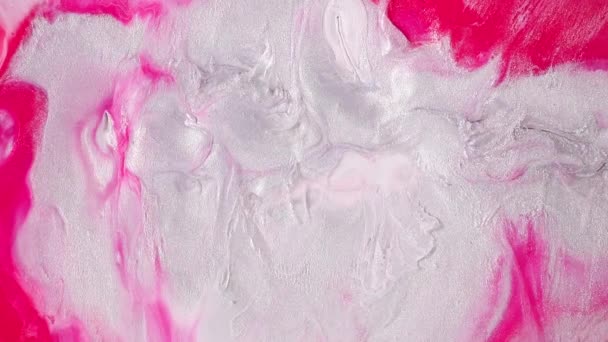 Fluid art pintura de vídeo, textura acrílica de moda con efecto fluido. Pintura líquida mezclando obras de arte con salpicaduras y remolinos. Movimiento de fondo detallado con colores desbordantes rosados, plateados y blancos. — Vídeo de stock