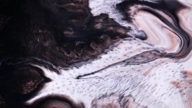 Akışkan sanat görüntüleri, renkli dalgalı soyut akrilik doku. Sıvı boya arka planda sıçrama ve girdapla karışımı. Siyah, beyaz ve altın renkli ayrıntılı arkaplan hareketi.