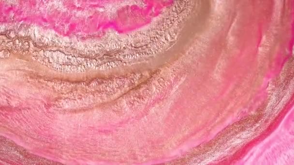 Fluid art dibujo de vídeo, textura acrílica de moda con efecto fluido. Pintura líquida mezclando obras de arte con salpicaduras y remolinos. Movimiento de fondo detallado con colores desbordantes rosa, dorado y blanco. — Vídeos de Stock