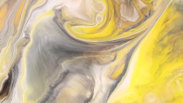 Folyékony művészet festészet videó, modern akril textúra áramló hatást. Folyékony festékkeverő műalkotás fröccsenéssel és örvényléssel. Részletes háttér mozgás fehér, sárga és szürke túlcsorduló színek. — Stock videók