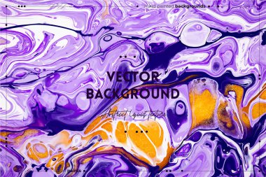 Sıvı sanat dokusu. Dönen boya efektli soyut arkaplan. Sıvı akrilik, akışkan ve sıçramalı bir resim. Posterler ve duvar kağıtları için karışık boyalar. Mor, beyaz ve altın rengi taşmış.