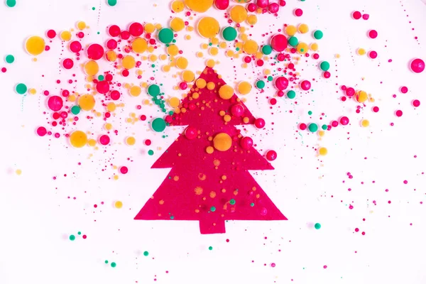 Рождественская елка с переполненными цветами. Счастливый новогодний фон с эффектом жидкой краски, цветными пузырьками и яркими блестками. Праздничный жидкий фон для празднования зимних праздников. — стоковое фото