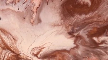 Akışkan sanat çizimi videosu, renkli dalgalı soyut akrilik doku. Sıvı boya, sıçrama ve girdapla karıştırılmış sanat eserleri. Kahverengi, bej ve karamel dolup taşan renklerle ayrıntılı arkaplan hareketi.