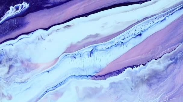 Vätskekonstritning video, abstrakt akryl konsistens med flytande effekt. Flytande färg blanda bakgrund med stänk och virvla. Detaljerad bakgrundsrörelse med lila, blå och marinblå överflödande färger. — Stockvideo